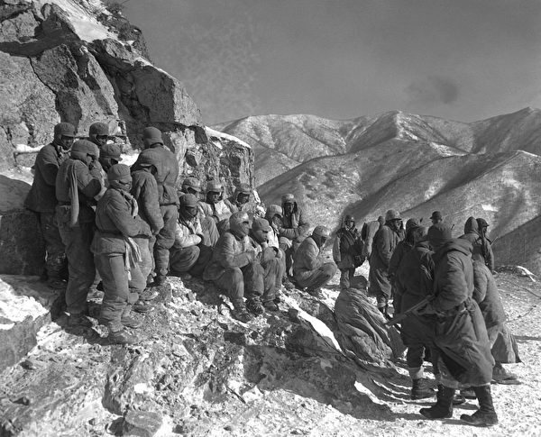 沈舟:从韩国接回中国军人遗骸透韩战真相(图文) 3 951px Chinese POWs south of Koto ri in Korea HM SN 98 06779 600x485 1