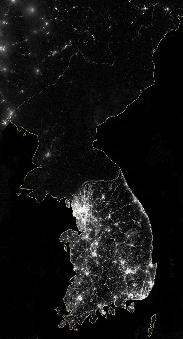沈舟:从韩国接回中国军人遗骸透韩战真相(图文) 1 Korean Peninsula at night 2012 NASA 600x1108 1