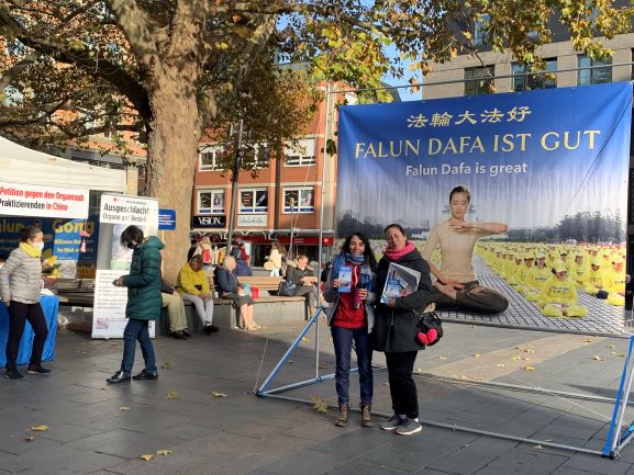 德国黑森州首府真相日 民众签名支持解体中共 2 20201113 Germany Wiesbaden Foto2