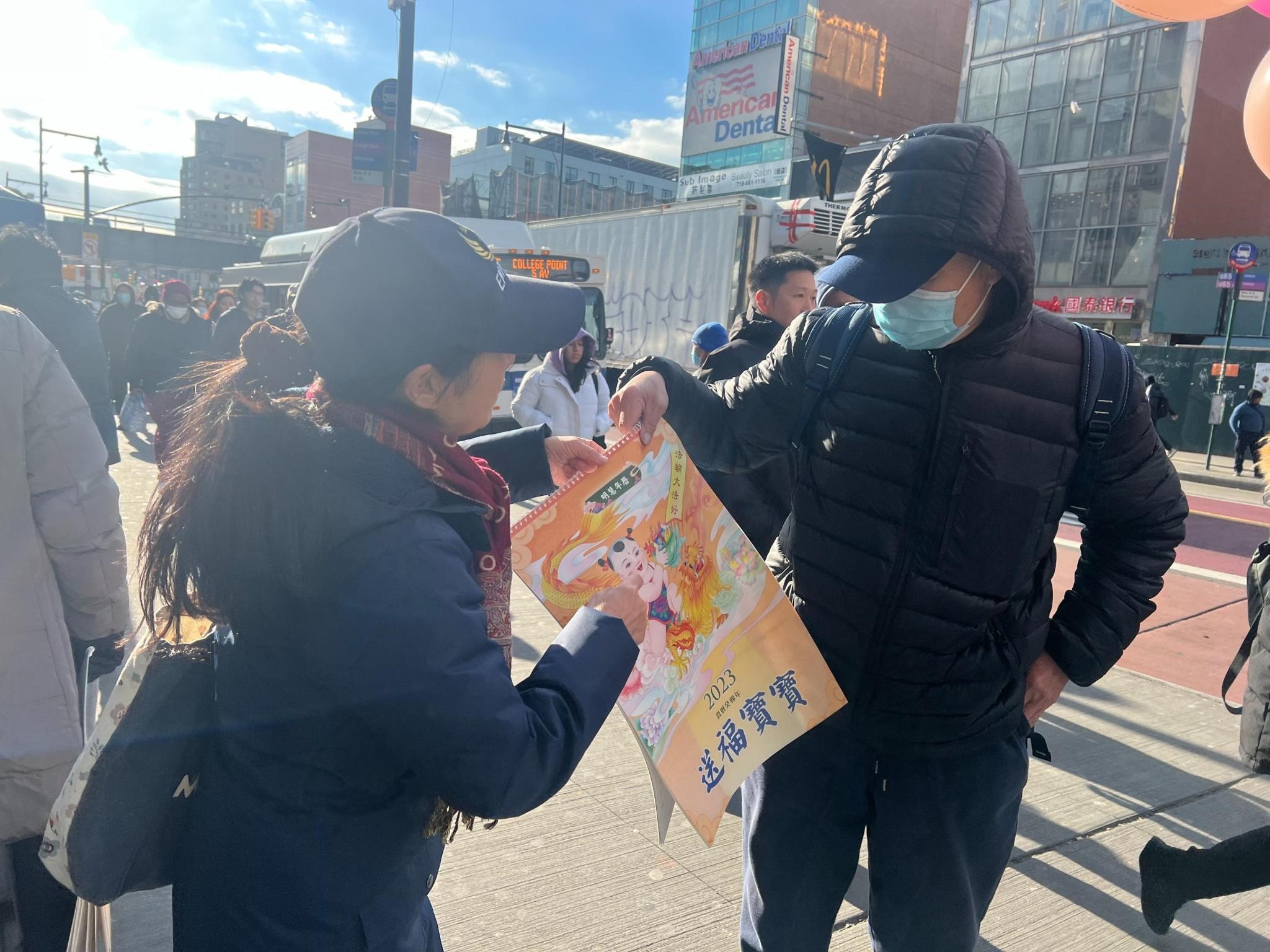 驱邪避疫 “送福宝宝”新年挂历大受华人欢迎 2 signal 2022 12 21 172042 004