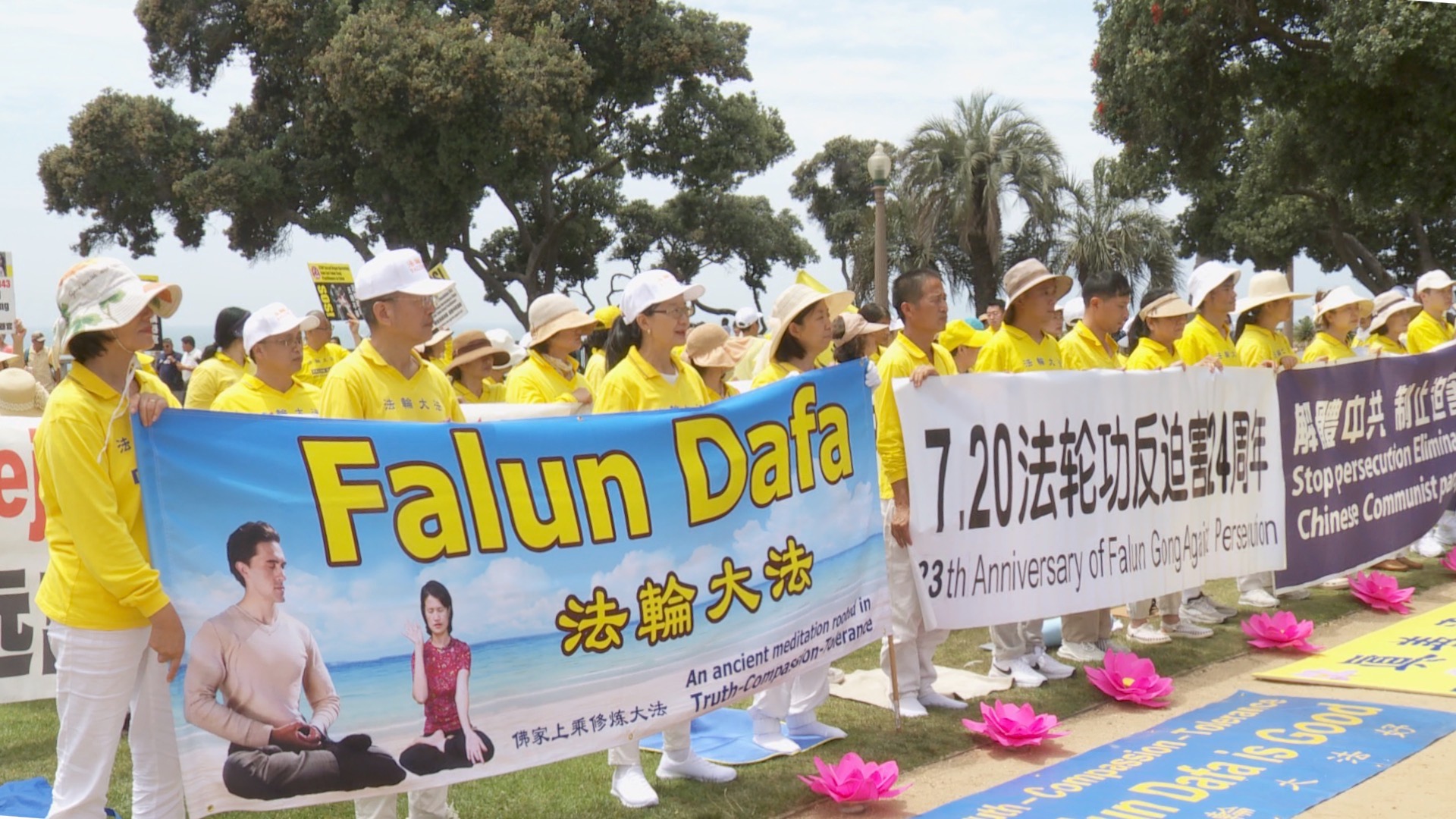 洛杉矶海滩展真相 游客签名End CCP 1 01 S.M.Banner 1