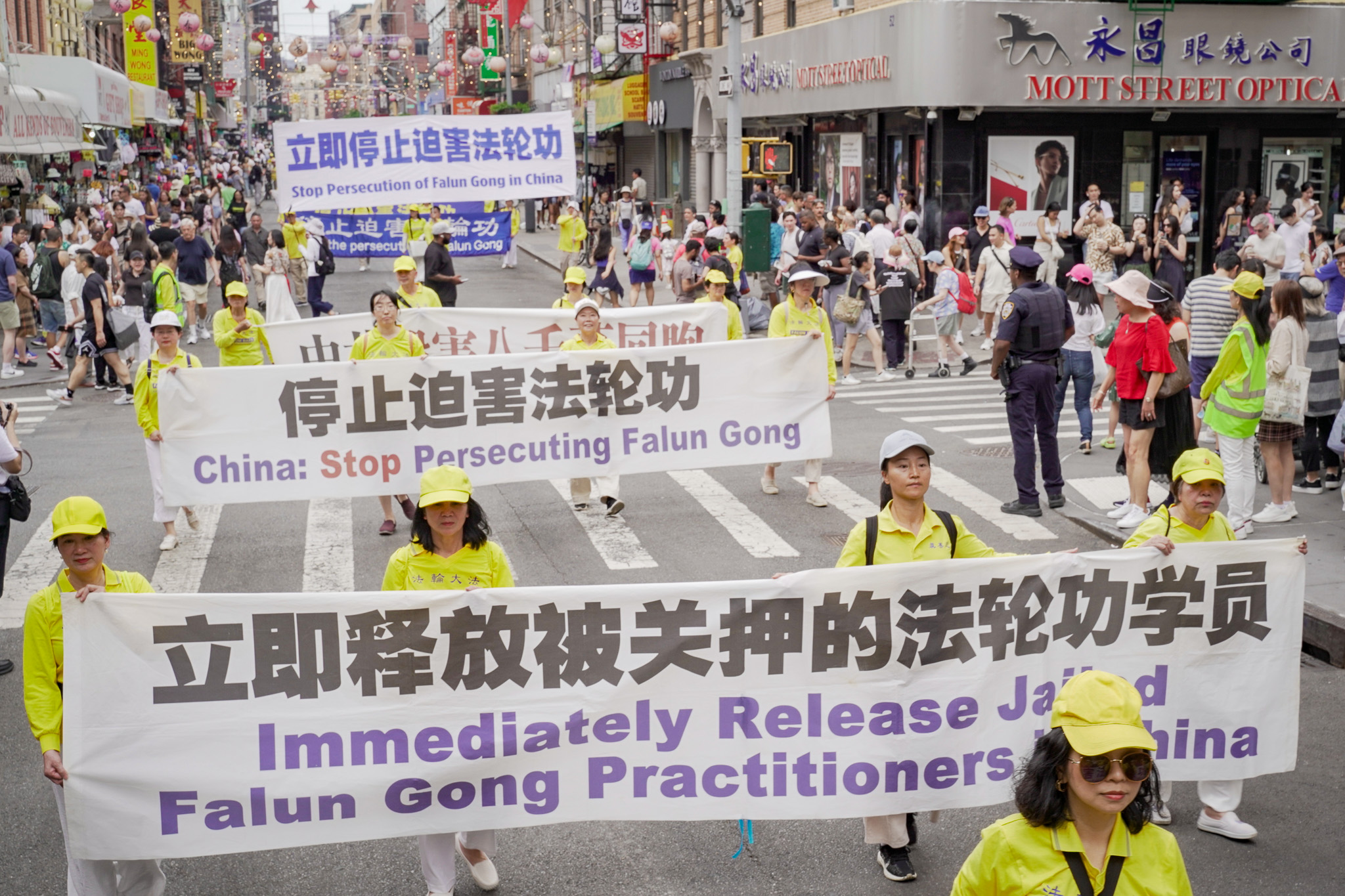 【组图】纽约法轮功反迫害游行 声援4.3亿人三<span style='max-width:0px!important;margin-left:-4px;color:#eee!important;'>:</span>退<span style='max-width:0px!important;margin-left:-4px;color:#eee!important;'>.</span> 22 ZJY5883